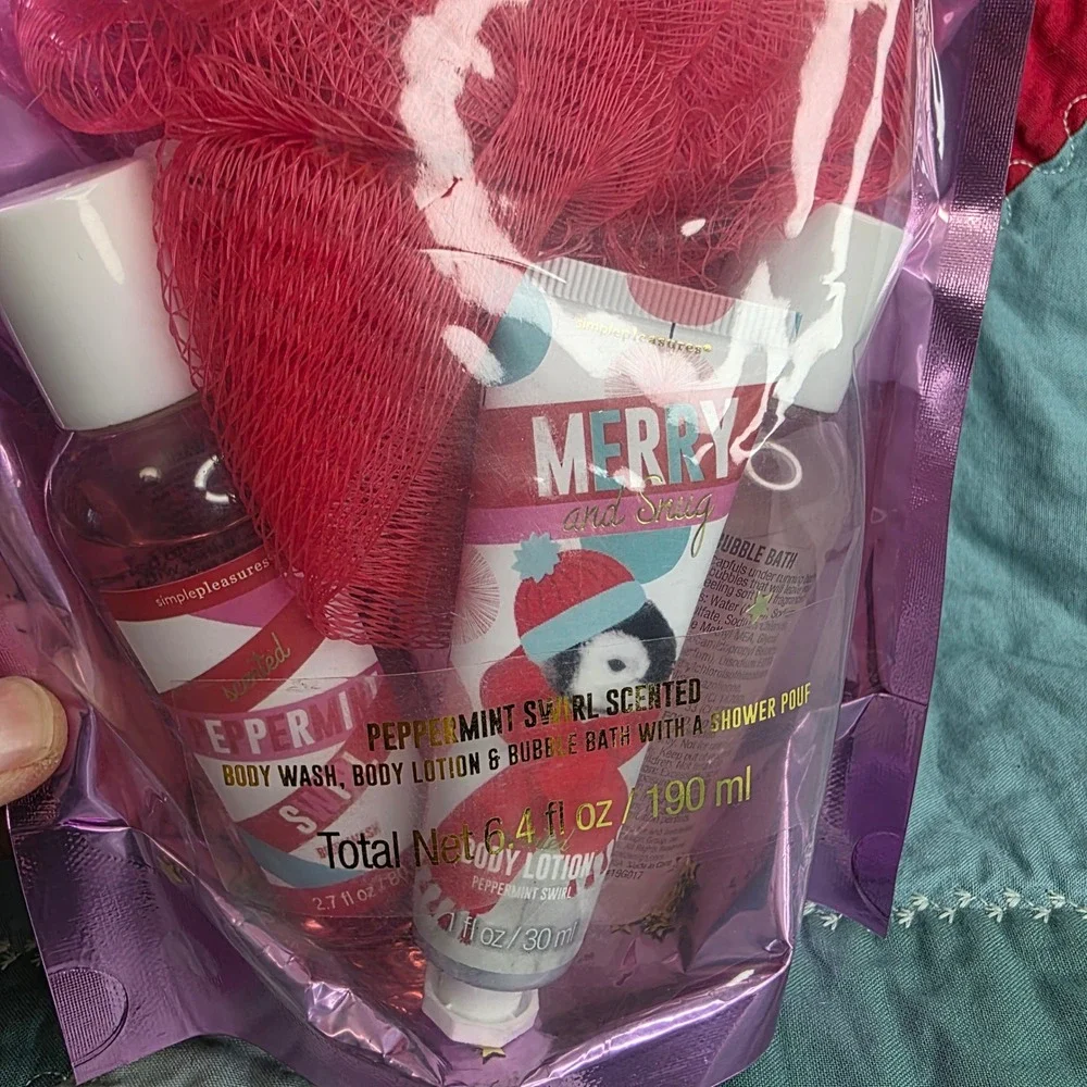 Simple Pleasures Peppermint Swirl Bath Collection 4pc Gift Set 2019 Penguin Pink